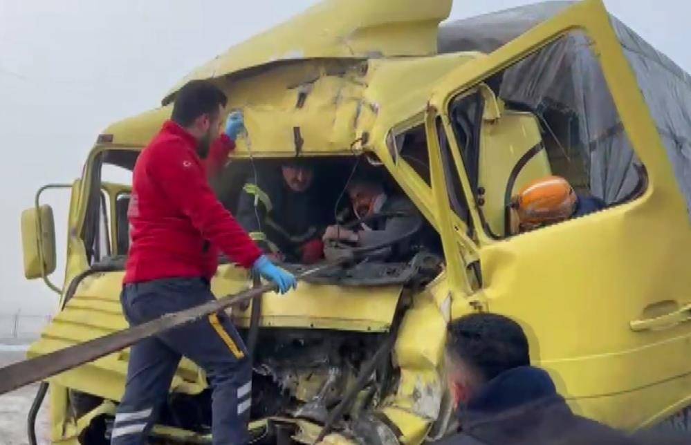 Konya yolunda kaza! Sıkışan sürücünün feryadı yürekleri dağladı 3